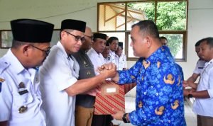 Pj. Fahsul Falah Serahkan Pagu ADD untuk 10 Desa di Sinjai Selatan