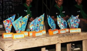 Foto: plakat dari bahan limbah plastik yang dibuat oleh Mapala UMSi, (Dok. Mapala UMSi)